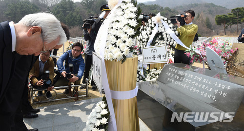 【대전=뉴시스】함형서 기자= 이명박 전 대통령 최측근인 이재오 자유한국당 상임고문과 주요인사들이 26일 오후 대전 유성구 국립대전현충원 천안함 46용사 묘역에서 참배를 하고 있다. 2018.03.26.foodwork23@newsis.com