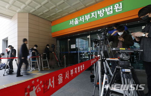 【서울=뉴시스】최동준 기자 = 자신의 비서 등을 성폭행한 혐의를 받고 있는 안희정 전 충남지사가 26일 구속 전 피의자 심문에 불출석 했다. 사진은 이날 서울 마포구 서울 서부지방법원 모습. 2018.03.26. photocdj@newsis.com