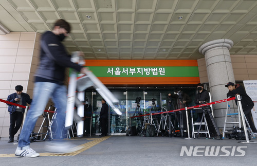 【서울=뉴시스】최동준 기자 = 자신의 비서 등을 성폭행한 혐의를 받고 있는 안희정 전 충남지사가 26일 구속 전 피의자 심문에 불출석 했다. 검찰은 안 전 지사에 대해 형법상 피감독자간음·강제추행, 성폭력범죄의 처벌 등에 관한 특례법상 업무상 위력 등에 의한 추행 등 혐의로 구속영장을 청구했다. 사진은 이날 서울 마포구 서울 서부지방법원 모습. 2018.03.26.&nbsp; photocdj@newsis.com