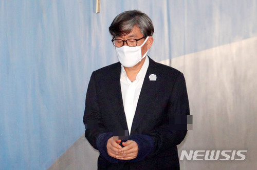 【서울=뉴시스】 추상철 기자 = 구속된 원세훈 전 국정원장이 26일 오후 서울 서초구 서울중앙지방법원에서 '민간인 댓글부대'와 관련 8차 공판에 출석하기 위해 호송차서 내려 법정으로 향하고 있다. 2018.03.26. scchoo@newsis.com