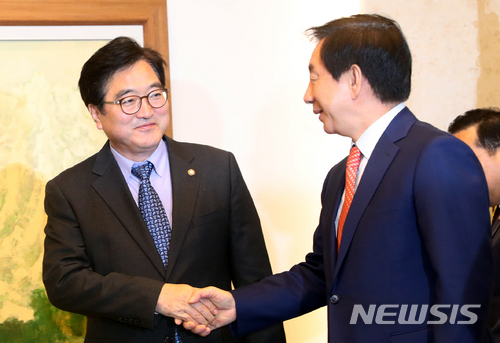 【서울=뉴시스】이종철 기자 = 정부 개헌안 발의가 현실화한 된 26일 서울 여의도 국회에서 열린 국회의장과 3당 원내대표 회동에서 만난 더불어민주당 우원식 원내대표와 자유한국당 김성태 원내대표가 악수하고 있다. 2018.03.26.&nbsp; jc4321@newsis.com