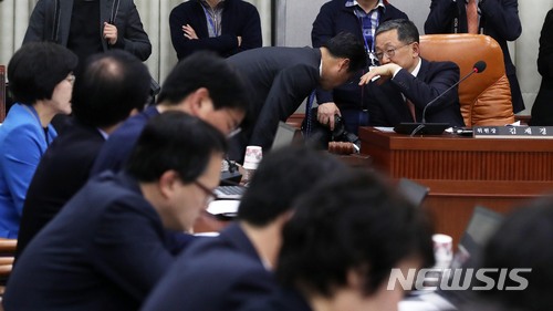 【서울=뉴시스】홍효식 기자 = 26일 오후 서울 여의도 국회 본청 운영위원회 회의실에서 열린 헌법개정 전반에 대한 논의 관련 헌법개정 및 정치개혁 특별위원회에서 김재경 위원장이 관계자와 논의하고 있다. 2018.03.26. yesphoto@newsis.com