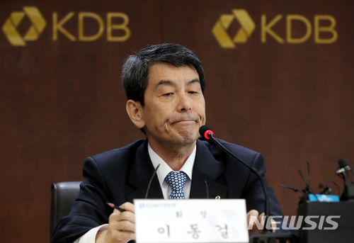 【서울=뉴시스】 이동걸 KDB산업은행 회장이 26일 오후 서울 영등포구 여의도 KDB산업은행에서 금호타이어 경영정상화 관련 노사협상 진행경과 및 산업은행의 제안사항 기자간담회에서 취재진의 질문을 듣고 있다.2018.03.26.since1999@newsis.com