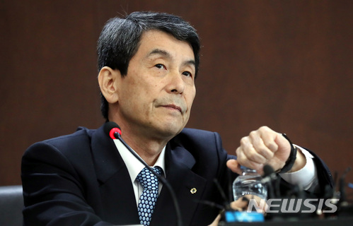 【서울=뉴시스】박영태 기자 = 이동걸 KDB산업은행 회장이 26일 오후 서울 영등포구 여의도 KDB산업은행에서 금호타이어 경영정상화 관련 노사협상 진행경과 및 산업은행의 제안사항 기자간담회에서 물을 마시기 위해 병을 따고 있다. 2018.03.26. since1999@newsis.com