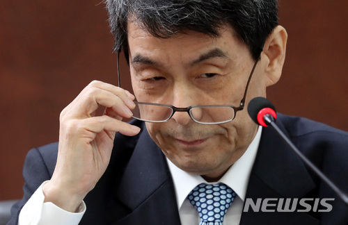 【서울=뉴시스】박영태 기자 = 이동걸 KDB산업은행 회장이 26일 오후 서울 영등포구 여의도 KDB산업은행에서 금호타이어 경영정상화 관련 노사협상 진행경과 및 산업은행의 제안사항 기자간담회에서 안경을 벗고 있다.2018.03.26. since1999@newsis.com
