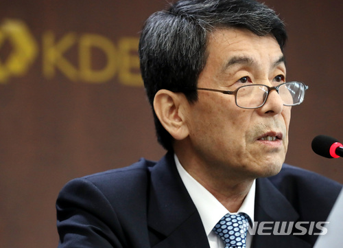 【서울=뉴시스】박영태 기자 =&nbsp; 이동걸 KDB산업은행 회장이 26일 오후 서울 영등포구 여의도 KDB산업은행에서 금호타이어 경영정상화 관련 노사협상 진행경과 및 산업은행의 제안사항 기자간담회에서 입장문을 발표하고 있다. 2018.03.26.since1999@newsis.com