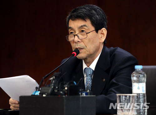 【서울=뉴시스】박영태 기자 =&nbsp; 이동걸 KDB산업은행 회장이 26일 오후 서울 영등포구 여의도 KDB산업은행에서 금호타이어 경영정상화 관련 노사협상 진행경과 및 산업은행의 제안사항 기자간담회에서 입장문을 발표하고 있다. 2018.03.26.since1999@newsis.com