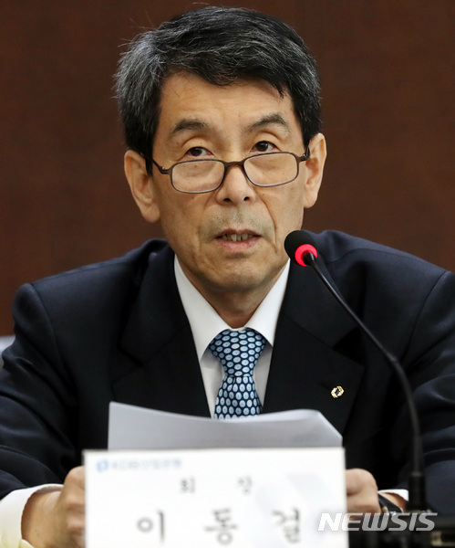 【서울=뉴시스】박영태 기자 =&nbsp; 이동걸 KDB산업은행 회장이 26일 오후 서울 영등포구 여의도 KDB산업은행에서 금호타이어 경영정상화 관련 노사협상 진행경과 및 산업은행의 제안사항 기자간담회에서 입장문을 발표하고 있다. 2018.03.26.since1999@newsis.com