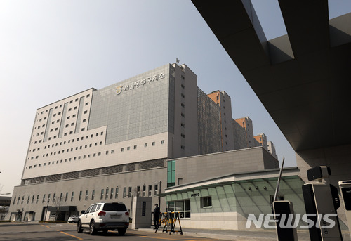 【서울=뉴시스】임태훈 기자 = 신봉수 서울중앙지방검찰청 첨단범죄수사1부장검사를 비롯한 수사관들이 26일 오후 서울 송파구 동부구치소를 방문해 이명박 전 대통령을 옥중조사하려 했으나, 이 전 대통령의 거부로 조사가 무산됐다.&nbsp; 사진은 이날 오후 동부구치소의 모습. 2018.03.26.&nbsp; taehoonlim@newsis.com