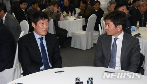 【서울=뉴시스】권현구 기자 = 26일 오후 서울 중구 서울시청 태평홀에서 열린 제30회 차범근 축구상에 참석한 차범근 전 감독과 정묭규 대한축구협회 회장이 이야기를 나누고 있다. 2018.03.26. stoweon@newsis.com