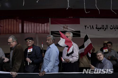 【카이로=AP/뉴시스】26일(현지시간) 이집트 국민들이 대선 투표권을 행사하기 위해 카이로의 한 투표소 앞에 줄 서 있다. 2018.3.27.