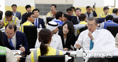 【바라카(아랍에미리트)=뉴시스】전신 기자 = 문재인 대통령이 26일 아랍에미리트 바라카 원전 내 직원식당에서 현장 근로자들과 함께 오찬을 하고 있다. 2018.03.26.&nbsp; photo1006@newsis.com