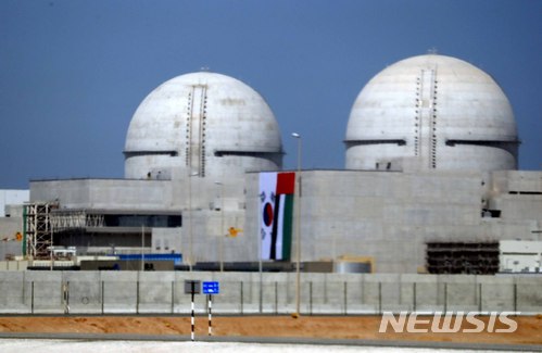 [바라카(아랍에미리트)=뉴시스]2018년 3월26일 아랍에미리트 바라카 원전 1·2호기의 모습. 이란은 23일 도널드 트럼프 미 대통령이 이란의 발전소를 폭격하겠다는 위협을 실행에 옮기면 중동 전역의 발전소들을 공격할 것이라고 경고했다. 2026.03.23. photo1006@newsis.com