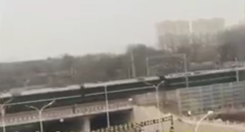 【서울=뉴시스】김정은 북한 노동당 위원장이 26일 중국을 방문했다는 설이 제기된 가운데 북측 특별열차로 보이는 열차가 정확한 장소가 알려지지 않은 중국 지역에서 운행하고 있다. 열차의 모든 창은 검은색 커튼이 쳐있다. 사진은 중화권 매체 다지위안바오 제보 영상을 캡처한 것이다. <사진출처: 다지위안바오> 2018.03.27 