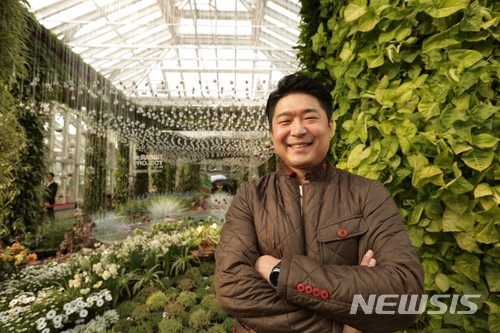 2018 '상해 국제 꽃박람회' 실내 정원 부문에서 심사위원 만장일치로 대상을 수상한 작품 앞에서 삼성물산 리조트부문 김종보 책임이 포즈를 취하고 있다.