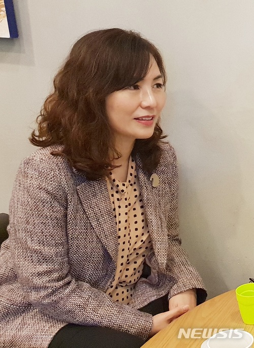 【전주=뉴시스】특별취재반 = 이른바 '전주 여목사 봉침 사건'을 처음 공개한 공지영 작가가 26일 오후 전북의 한 카페에서 뉴시스와 인터뷰를 하고 있다. 2018.03.26. news@newsis.com