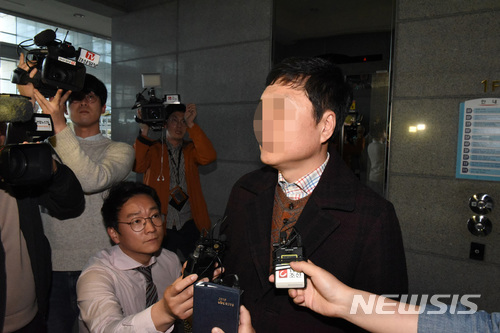 【울산=뉴시스】배병수 기자 = 울산의 한 아파트 건설공사 과정에 부당하게 개입한 혐의로 체포 영장이 발부된 김기현 시장의 동생 A씨가 27일 오후 울산시 중구 울산지방경찰청에서 자진 출석 전 취재진의 물음에 답하고 있다. 2017.03.27.&nbsp; bbs@newsis.com 