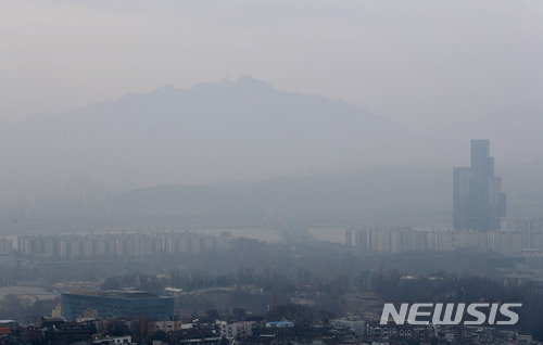 【서울=뉴시스】임태훈 기자 = 미세먼지 비상저감조치가 이틀째 이어지고 있는 27일 오전 서울 남산에서 바라본 서울 도심이 뿌옇게 보이고 있다. 미세먼지 농도는 수도권·강원 영서·대전·세종·충북·광주·전북·영남권은 '나쁨', 그 밖의 권역은 '보통'으로 예상된다. 2018.03.27. taehoonlim@newsis.com