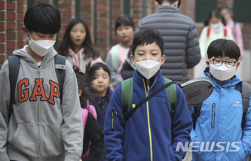 【서울=뉴시스】 최진석 기자 = 미세먼지 농도가 '나쁨' 수준을 보이고 있는 27일 오전 서울 서대문구 한 초등학교로 학생들이 마스크르를 쓴 채 등교하고 있다.  기상청은 미세먼지에 대비해 등산, 축구, 등 오랜 실외 활동을 자제하고, 특히 어린이, 노약자, 호흡기 및 심폐질환자는 가급적 실외활동 자제 할 것을 당부 했다. 2018.03.27.  myjs@newsis.com