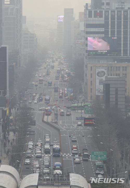【서울=뉴시스】최진석 기자 = 미세먼지 농도가 '나쁨' 수준을 보이고 있는 27일 오전 서울 도심이 뿌옇게 보이고 있다. 이번 미세먼지 비상저감조치로 서울의 공공기관 주차장은 전면 폐쇄되며 공공기관 차량은 2부제를 시행하며, 행정·공공기관이 운영하거나 발주를 낸 먼지 배출 사업장·공사장 256개소는 조업을 단축한다. 2018.03.27. myjs@newsis.com