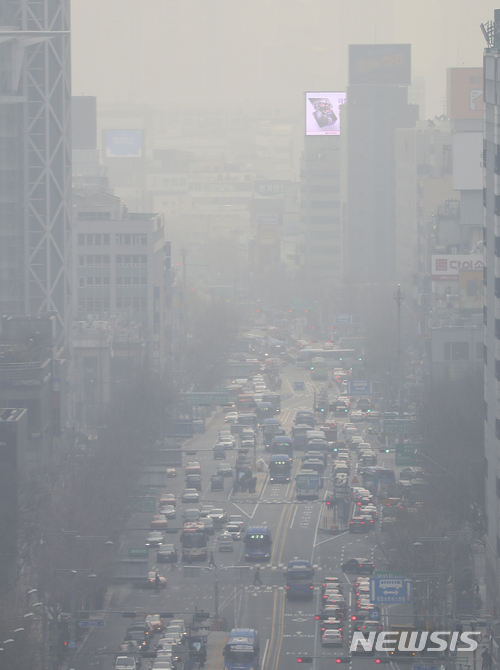 【서울=뉴시스】최진석 기자 = 미세먼지 농도가 '나쁨' 수준을 보이고 있는 27일 오전 서울 도심이 뿌옇게 보이고 있다. 이번 미세먼지 비상저감조치로 서울의 공공기관 주차장은 전면 폐쇄되며 공공기관 차량은 2부제를 시행하고, 행정·공공기관이 운영하거나 발주를 낸 먼지 배출 사업장·공사장 256개소는 조업을 단축한다. 2018.03.27. myjs@newsis.com