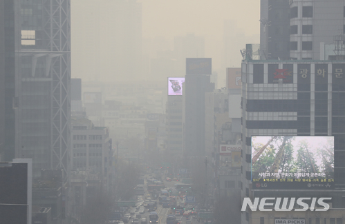 【서울=뉴시스】 최진석 기자 = 미세먼지 농도가 '나쁨' 수준을 보이고 있는 27일 오전 서울 도심이 뿌옇게 보이고 있다. 이번 미세먼지 비상저감조치로 서울의 공공기관 주차장은 전면 폐쇄되며 공공기관 차량은 2부제를 시행하고, 행정·공공기관이 운영하거나 발주를 낸 먼지 배출 사업장·공사장 256개소는 조업을 단축한다. 2018.03.27. myjs@newsis.com