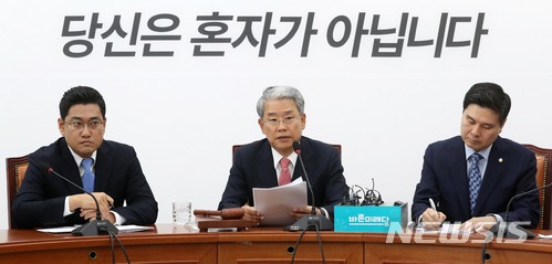 【서울=뉴시스】홍효식 기자 = 바른미래당 김동철 원내대표가 27일 오전 서울 여의도 국회의에서 열린 제4차 원내대책회의에 참석해 모두발언을 하고 있다. 왼쪽부터 오신환 원내수석부대표, 김동철 원내대표, 지상욱 정책위의장. 2018.03.27. yesphoto@newsis.com