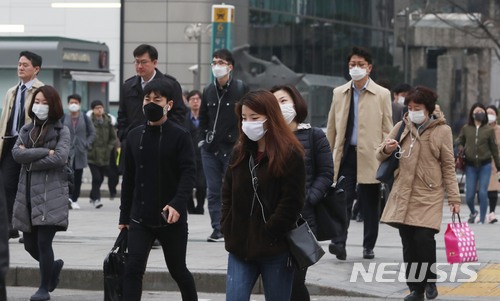 【서울=뉴시스】조성봉 기자 = 서울을 비롯한 수도권에 미세먼지 비상저감조치가 내려진 27일 오전 서울 종로구 광화문 네거리에 마스크를 쓴 시민들이 출근길 발걸음을 재촉하고 있다.&nbsp; 미세먼지 비상저감조치는 전날 16시간동안 서울, 인천, 경기도의 미세먼지 평균농도가 모두 나쁨 수준에 들고, 다음날에도 24시간동안 서울, 인천, 경기북부, 경기남부 등 4개 예보권역에서 나쁨수준이 유지될 것으로 예보될 때 발령된다. 2018.03.27. suncho21@newsis.com