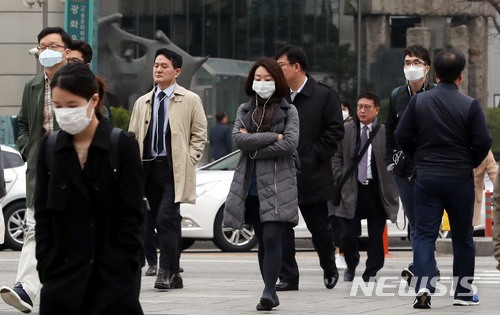【서울=뉴시스】조성봉 기자 = 서울을 비롯한 수도권에 미세먼지 비상저감조치가 내려진 27일 오전 서울 종로구 광화문 네거리에 마스크를 쓴 시민들이 출근길 발걸음을 재촉하고 있다. 2018.03.27.suncho21@newsis.com
