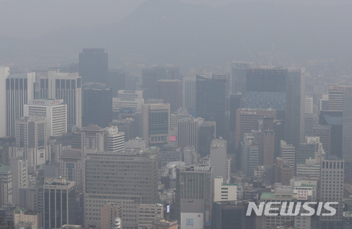 【서울=뉴시스】임태훈 기자 = 미세먼지 비상저감조치가 이틀째 이어지고 있는 27일 오전 서울 남산에서 바라본 서울 도심이 뿌옇게 보이고 있다. 미세먼지 농도는 수도권·강원 영서·대전·세종·충북·광주·전북·영남권은 '나쁨', 그 밖의 권역은 '보통'으로 예상된다. 2018.03.27. taehoonlim@newsis.com