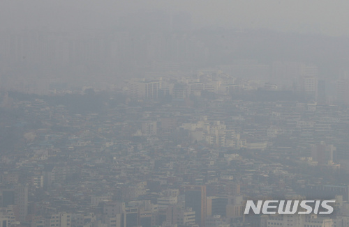 【서울=뉴시스】임태훈 기자 = 미세먼지 비상저감조치가 이틀째 이어지고 있는 27일 오전 서울 남산에서 바라본 서울 도심이 뿌옇게 보이고 있다. 미세먼지 농도는 수도권·강원 영서·대전·세종·충북·광주·전북·영남권은 '나쁨', 그 밖의 권역은 '보통'으로 예상된다. 2018.03.27. taehoonlim@newsis.com