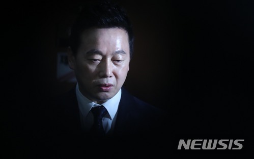 【서울=뉴시스】홍효식 기자 = 정봉주 전 의원이 27일 오전 서울 여의도 국회 정론관에서 기자회견을 열고 이명박 전 대통령의 BBK 관련 의혹 제기로 기소됐던 사건에 대해 무죄를 주장하며 재심을 청구하겠다고 밝힌 뒤 기자들의 질문에 답하고 있다. 2018.03.27. yesphoto@newsis.com