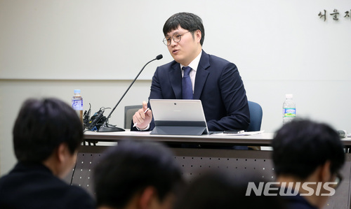 【서울=뉴시스】김선웅 기자 = 정봉주 전 의원에게 성추행을 당했다고 주장한 안젤라(가명)씨의 변호인 하희봉 변호사가 27일 오전 서울 서초구 서울지방변호사회에서 취재진과 질의응답을 하고 있다. 2018.03.27.&nbsp; mangusta@newsis.com