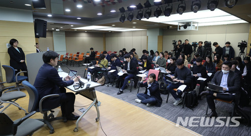 【서울=뉴시스】김선웅 기자 = 정봉주 전 의원에게 성추행을 당했다고 주장한 현직 언론사 기자 안젤라(가명) 씨의 변호인 하희봉 변호사가 27일 오전 서울 서초구 서울지방변호사회에서 취재진과 질의응답을 하고 있다. 피해자 안젤라 씨는 앞서 열린 기자회견에 참석했으나 2차 가해 등의 우려로 당사자의 사진과 영상 촬영을 불허했다. 피해자 측은 정 전 의원에게 성추행한 사실을 인정할 것과 사과를 요구했다. 2018.03.27. mangusta@newsis.com