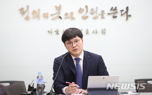 【서울=뉴시스】김선웅 기자 = 정봉주 전 의원에게 성추행을 당했다고 주장한 현직 언론사 기자 안젤라(가명)씨의 변호인 하희봉 변호사가 27일 오전 서울 서초구 서울지방변호사회에서 취재진과 질의응답을 하고 있다. 안젤라 씨는 앞서 열린 기자회견에 참석했으나 2차 가해 등의 우려로 본인 사진과 영상 촬영을 불허했다. 피해자 측은 정 전 의원에게 성추행한 사실을 인정할 것과 사과를 요구했다. 2018.03.27.&nbsp; mangusta@newsis.com