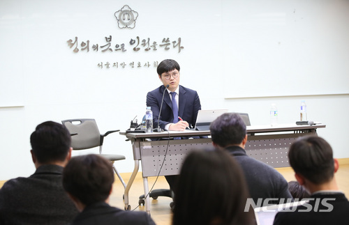 【서울=뉴시스】김선웅 기자 = 정봉주 전 의원에게 성추행을 당했다고 주장한 현직 언론사 기자 안젤라(가명) 씨의 변호인 하희봉 변호사가 27일 오전 서울 서초구 서울지방변호사회에서 취재진과 질의응답을 하고 있다.&nbsp; 피해자 안젤라 씨는 앞서 열린 기자회견에 참석했으나 2차 가해 등의 우려로 당사자의 사진과 영상 촬영을 불허했다. 피해자 측은 정 전 의원에게 성추행한 사실을 인정할 것과 사과를 요구했다. 2018.03.27.&nbsp; mangusta@newsis.com