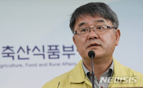 【세종=뉴시스】강종민 기자 = 박봉균 농림축산검역본부장이 27일 오전 정부세종청사에서 경기도 김포시의 한 돼지 농장에서 발생한 구제역 확진에 따른 긴급조치를 설명하고 있다. 2018.03.27. ppkjm@newsis.com