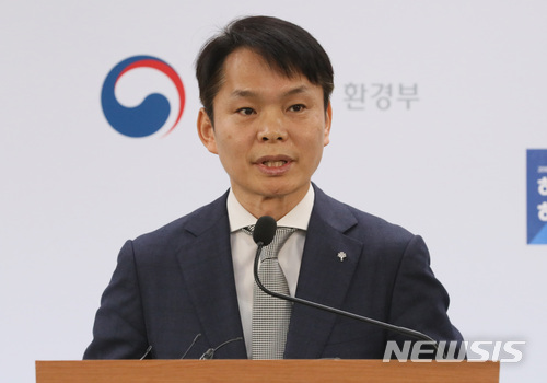 【세종=뉴시스】강종민 기자 = 이병화 환경부 자원순환정책과장이 지난 27일 오전 정부세종청사에서 전국폐기물 통계조사 결과, 1인당 하루에 버리는 쓰레기량이 929.9g로 5년전에 비해 10g 줄었다고 밝히고 있다. 2018.03.29. ppkjm@newsis.com