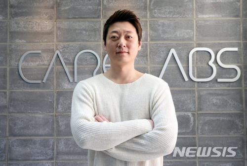 【서울=뉴시스】박진희 기자 = 김동수 케어랩스 대표가 지난 26일 서울 서초구 캐어랩스 본사에서 뉴시스와 인터뷰 하고 있다. 2018.03.28. pak7130@newsis.com