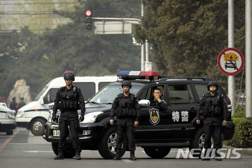 【베이징=AP/뉴시스】김정은 북한 노동당 위원장 등 최고위급 인사의 중국 베이징 방문설이 제기되고 있는 가운데 27일 댜오위타이 영빈관 앞에 경찰이 경비를 서고 있다. 2018.03.27 