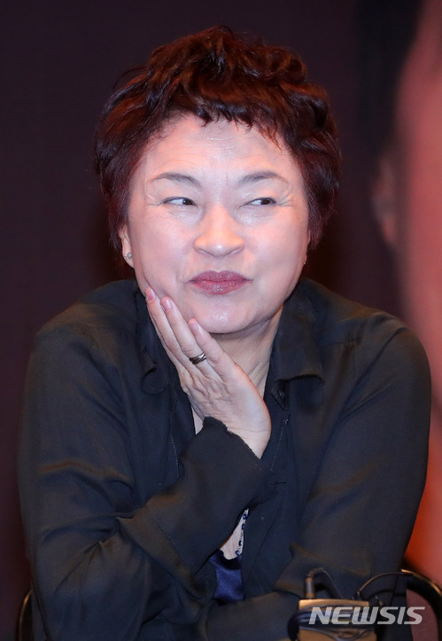 【서울=뉴시스】배훈식 기자 =&nbsp; 27일 오전 서울 종로구 문호아트홀에서 열린 33번째 정규 앨범 '아름다운 저녁(Beau Soir)' 발매 기자회견에 참석한 바이올린 여제 정경화가 쑥스러운 표정으로 웃고 있다. 2018.03.27. dahora83@newsis.com