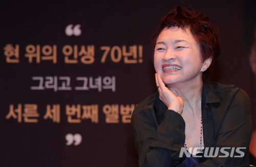 【서울=뉴시스】배훈식 기자 = 27일 오전 서울 종로구 문호아트홀에서 열린 33번째 정규 앨범 '아름다운 저녁(Beau Soir)' 발매 기자회견에 참석한 바이올린 여제 정경화가 환하게 웃고 있다. 2018.03.27. dahora83@newsis.com