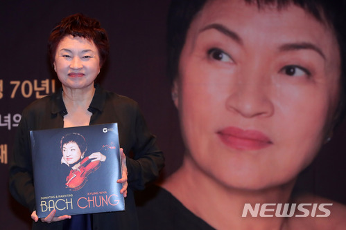 【서울=뉴시스】배훈식 기자 = 27일 오전 서울 종로구 문호아트홀에서 열린 33번째 정규 앨범 '아름다운 저녁(Beau Soir)' 발매 기자회견에 참석한 바이올린 여제 정경화가 새 앨범을 손에 들고 있다. 2018.03.27. dahora83@newsis.com