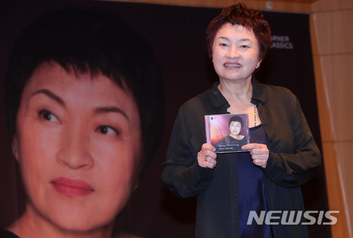 【서울=뉴시스】배훈식 기자 = 27일 오전 서울 종로구 문호아트홀에서 열린 33번째 정규 앨범 '아름다운 저녁(Beau Soir)' 발매 기자회견에 참석한 바이올린 여제 정경화가 새 앨범을 손에 들고 있다. 2018.03.27. dahora83@newsis.com