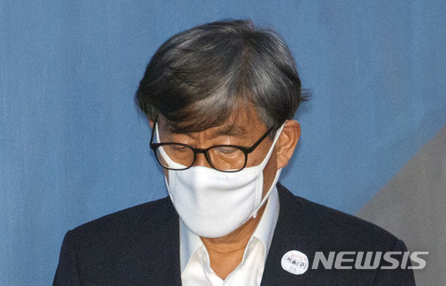 【서울=뉴시스】김선웅 기자 = 원세훈 전 국가정보원장이 지난 27일 오후 서울 서초구 서울중앙지법에서 열린 ‘민간인 댓글부대’ 9차 공판에 출석하고 있다. 2018.03.27. mangusta@newsis.com