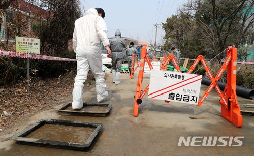 【김포=뉴시스】고범준 기자 = 27일 오후 경기도 김포시 대곶면의 한 돼지사육 농가에서 구제역이 발생해 농림축산식품부 방역요원 및 관계자들이 방역 준비를 하고 있다. 농림축산검역본부의 정밀검사 결과 구제역 'A형'으로 확인됐다고 밝혔다. 구제역 바이러스 유형은 O, A, Asia1, C, SAT1, SAT2, SAT3형 등 총 7가지로 국내에서 돼지에서 A형이 발생한 것은 이번이 처음이다. 2018.03.27. bjko@newsis.com