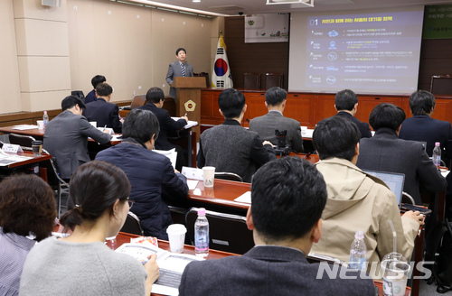 【서울=뉴시스】박진희 기자 = 권민 서울특별시 대기정책과장이 28일 서울시의회 의원회관에서 '서울형 공해차량 운행제한 시행을 위한 전문가 토론회'에 참석하여 '서울형 공해차량 운행제한 시행계획(안)'을 발표하고 있다. 2018.03.28. pak7130@newsis.com