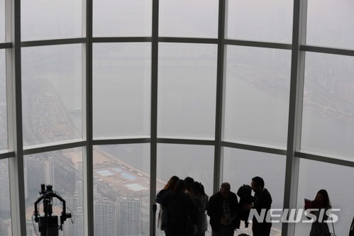 【서울=뉴시스】고승민 기자 = 서울과 경기, 전북과 광주 지역 미세먼지가 '나쁨'을 기록한 27일 오후 서울 송파구 롯데월드타워 서울스카이에서 바라본 서울 도심 대기가 뿌옇다. 2018.03.27. kkssmm99@newsis.com