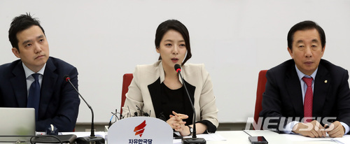 【서울=뉴시스】박영태 기자 = 27일 오후 서울 영등포구 여의도 국회에서 진행된 자유한국당 좌파정권 방송장악 피해자 지원 특별위원회 1차 회의에서 배현진 송파을 당협위원장이 발언을 하고 있다. 왼쪽은 김세의 MBC기자. 2018.03.27.since1999@newsis.com