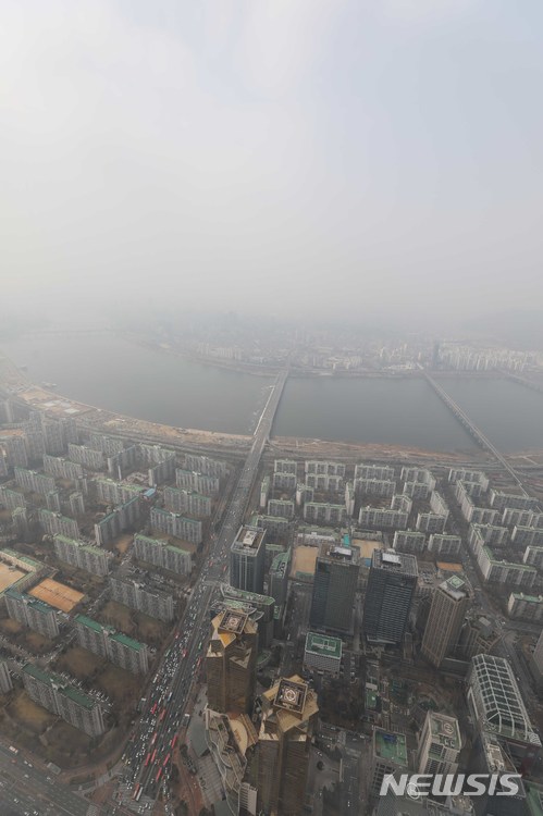 【서울=뉴시스】고승민 기자 = 서울과 경기, 전북과 광주 지역 미세먼지가 '나쁨'을 기록한 27일 오후 서울 송파구 롯데월드타워 서울스카이에서 바라본 서울 도심 대기가 뿌옇다. 2018.03.27. kkssmm99@newsis.com